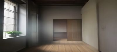 色妹妹通勤穿搭场景，职场女性在现代化办公室环境中身穿靛蓝色西装套装，展示专业又不失时尚的职场配色方案